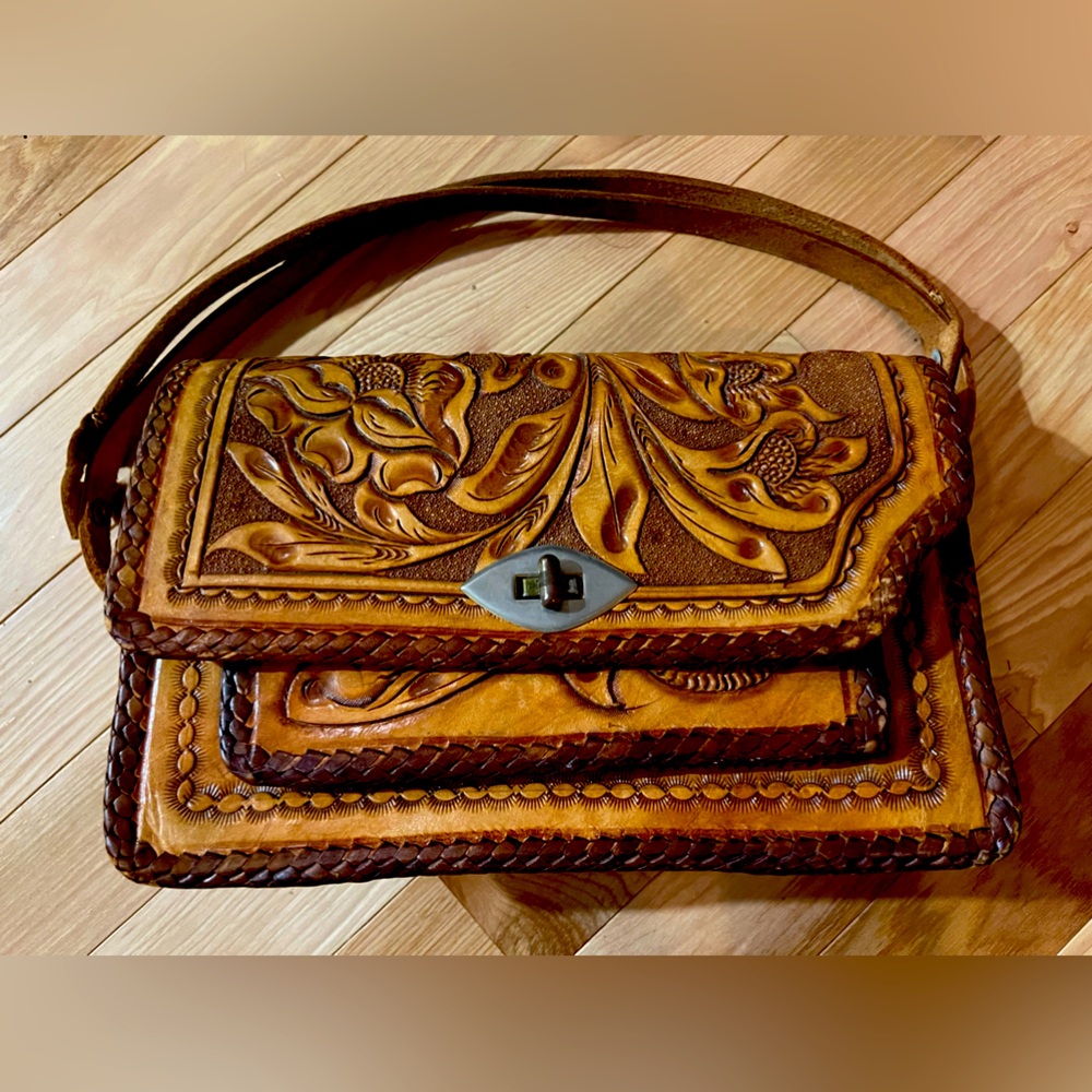 Vintage Mexican tooled leather purse.